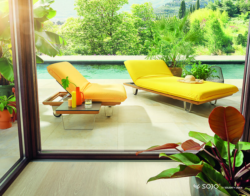 Helle Gartenlounge mit Sonnensegel