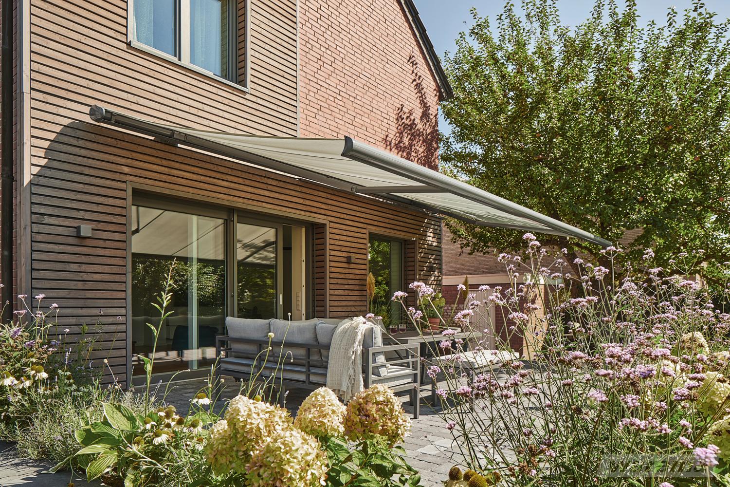 Große Warema Markise über Terrasse