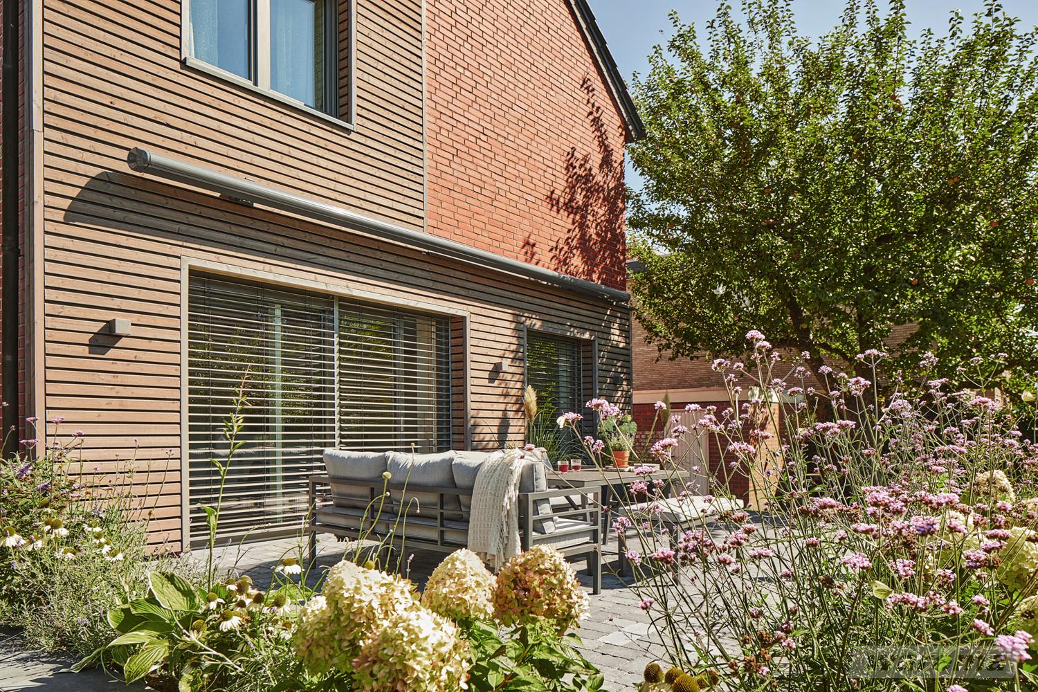 Kassettenmarkise an moderner Terrasse