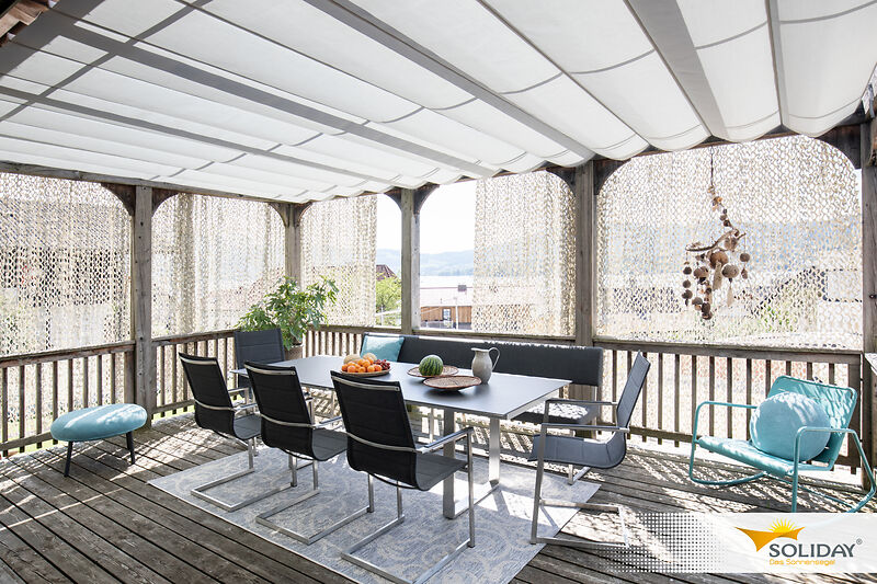 Raffsegel über einer Terrasse