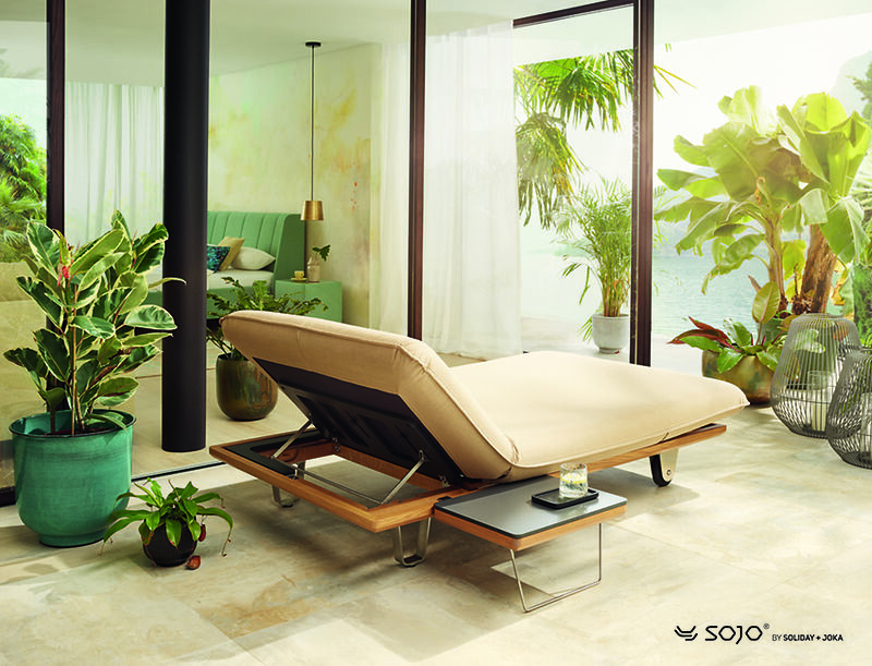 Sonnensegel mit heller Outdoor-Architektur