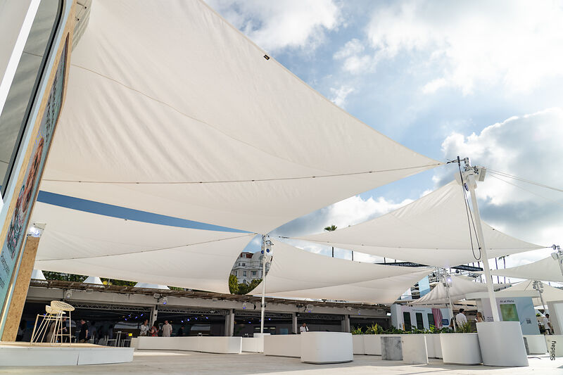 Flexibles Sonnensegel an moderner Terrasse