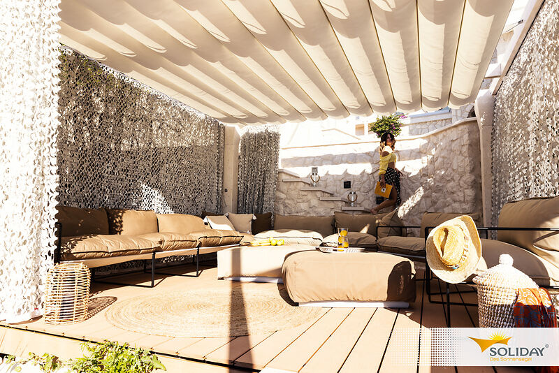 Outdoor-Lounge mit wohnlichem Sitzbereich