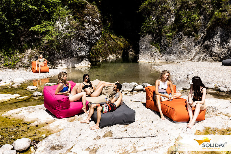 Lounge unter Sonnensegel