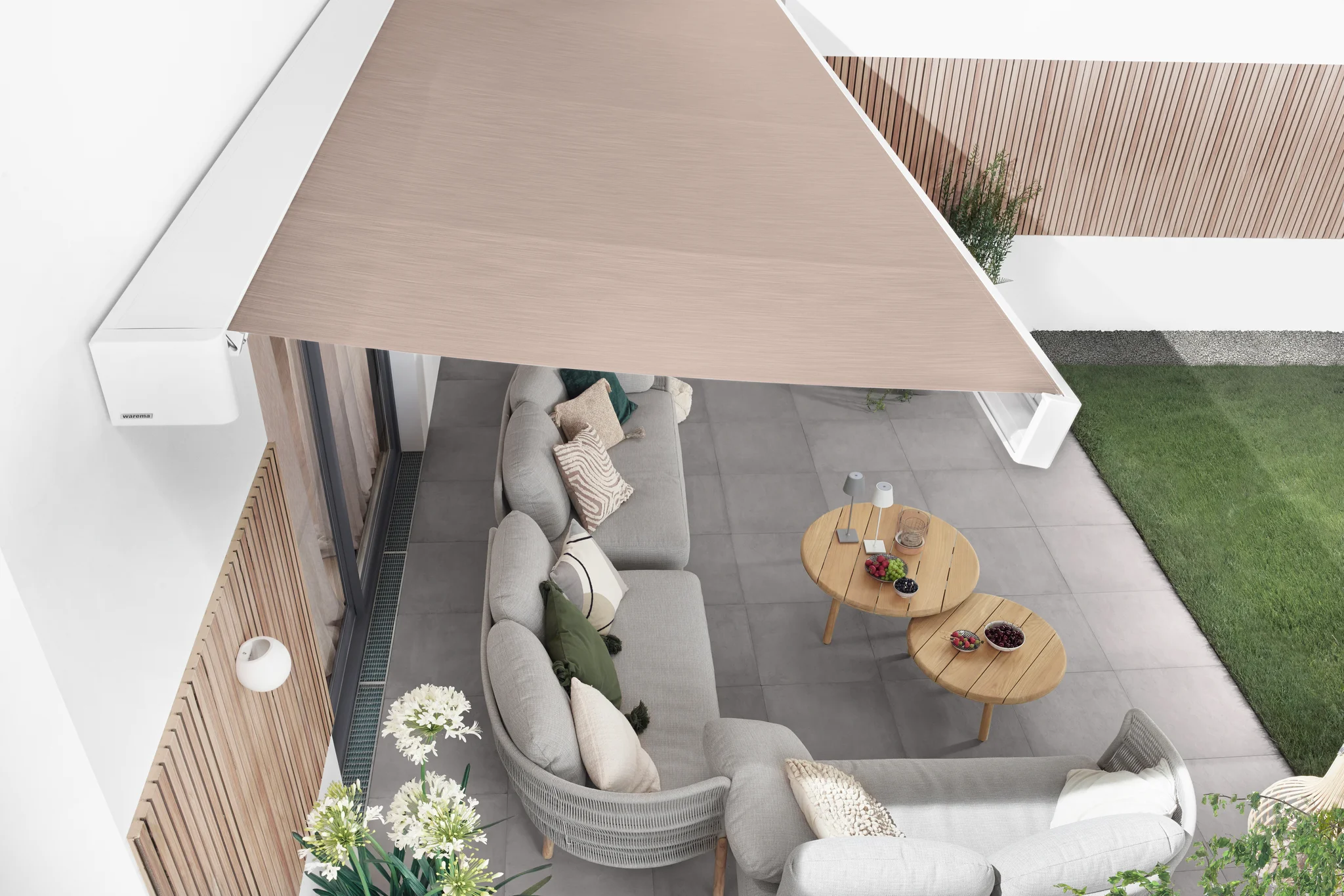 Markise über heller Terrasse